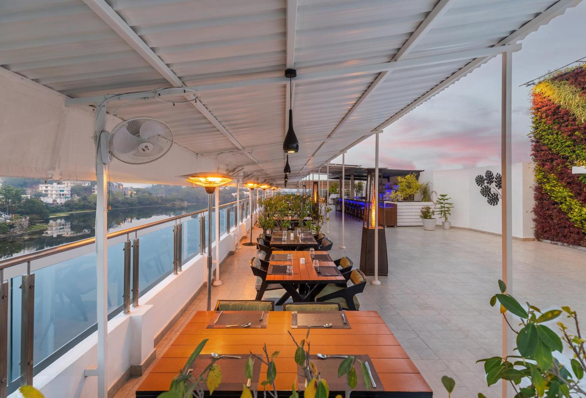 Rajdarshan - A Lake View Hotel In Ουνταϊπούρ Εξωτερικό φωτογραφία