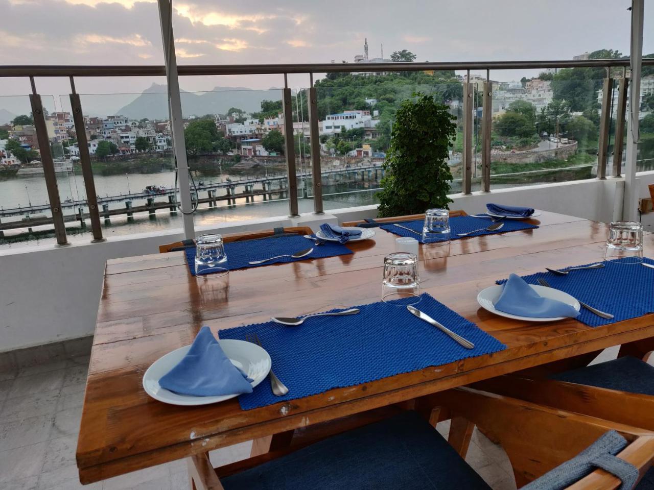 Rajdarshan - A Lake View Hotel In Ουνταϊπούρ Εξωτερικό φωτογραφία